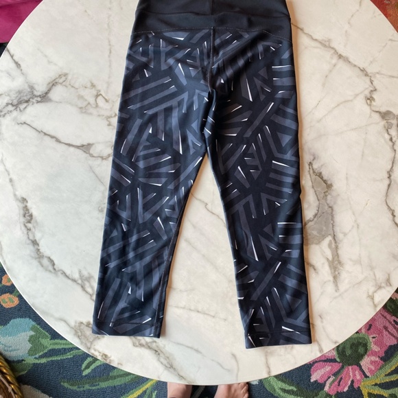 Under Armour Size Small Black Capri Leggings - Picture 5 of 6